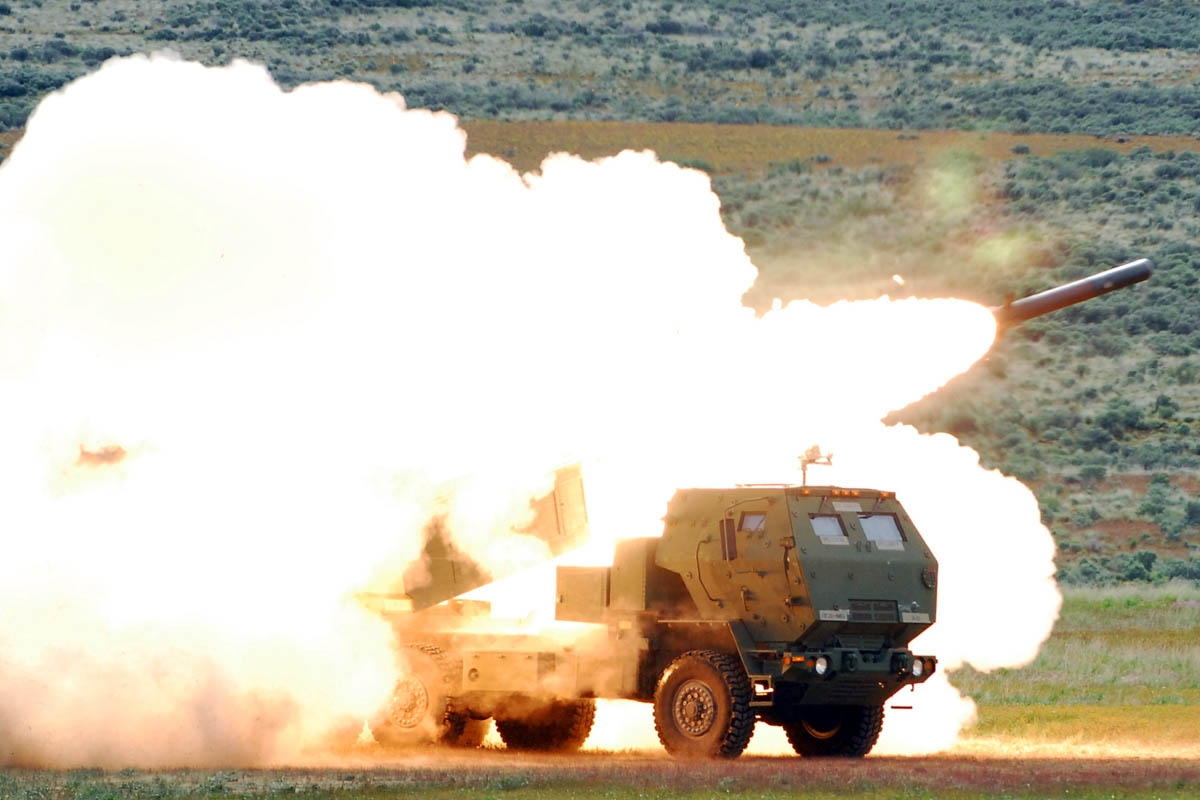 Pháo phản lực M142 HIMARS của Mỹ thể hiện uy lực trên thao trường